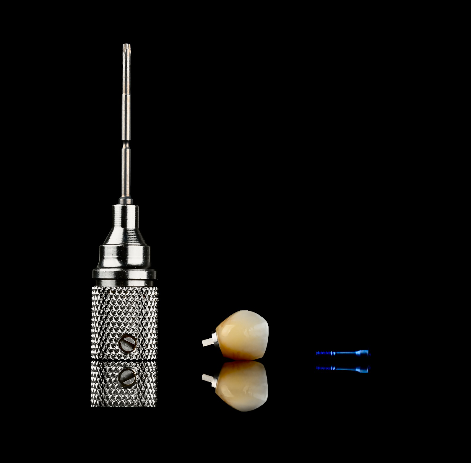 Zahnlux: Okklusal verschraubte Implantatkrone aus Zirkon für maximale Sicherheit und Zementfreiheit.